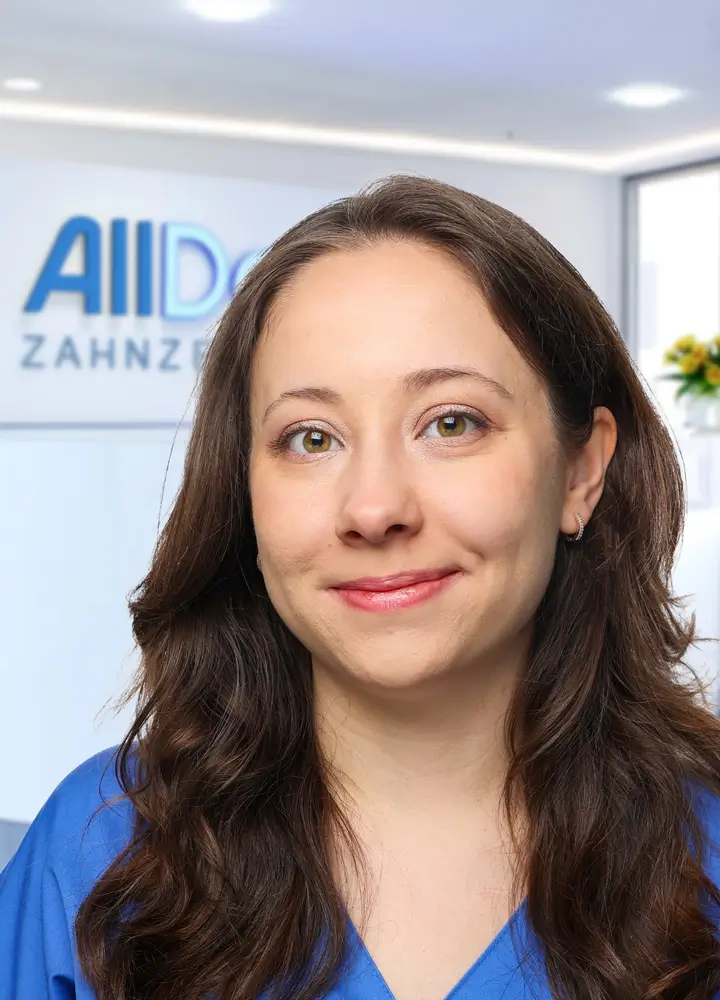 Portrait zahnmedizinische Prophylaxeassistenz Yozlem Byulbyul (AllDent Berlin)