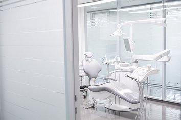 Blick in ein Behandlungszimmer mit Zahnarztstuhl