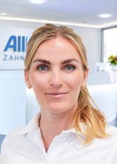 Portrait Oberärztin J. Schmidt (AllDent Berlin)